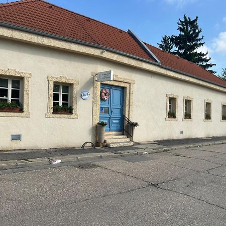 Monpe Apartmanik S Atmosferou 科马尔诺 外观 照片