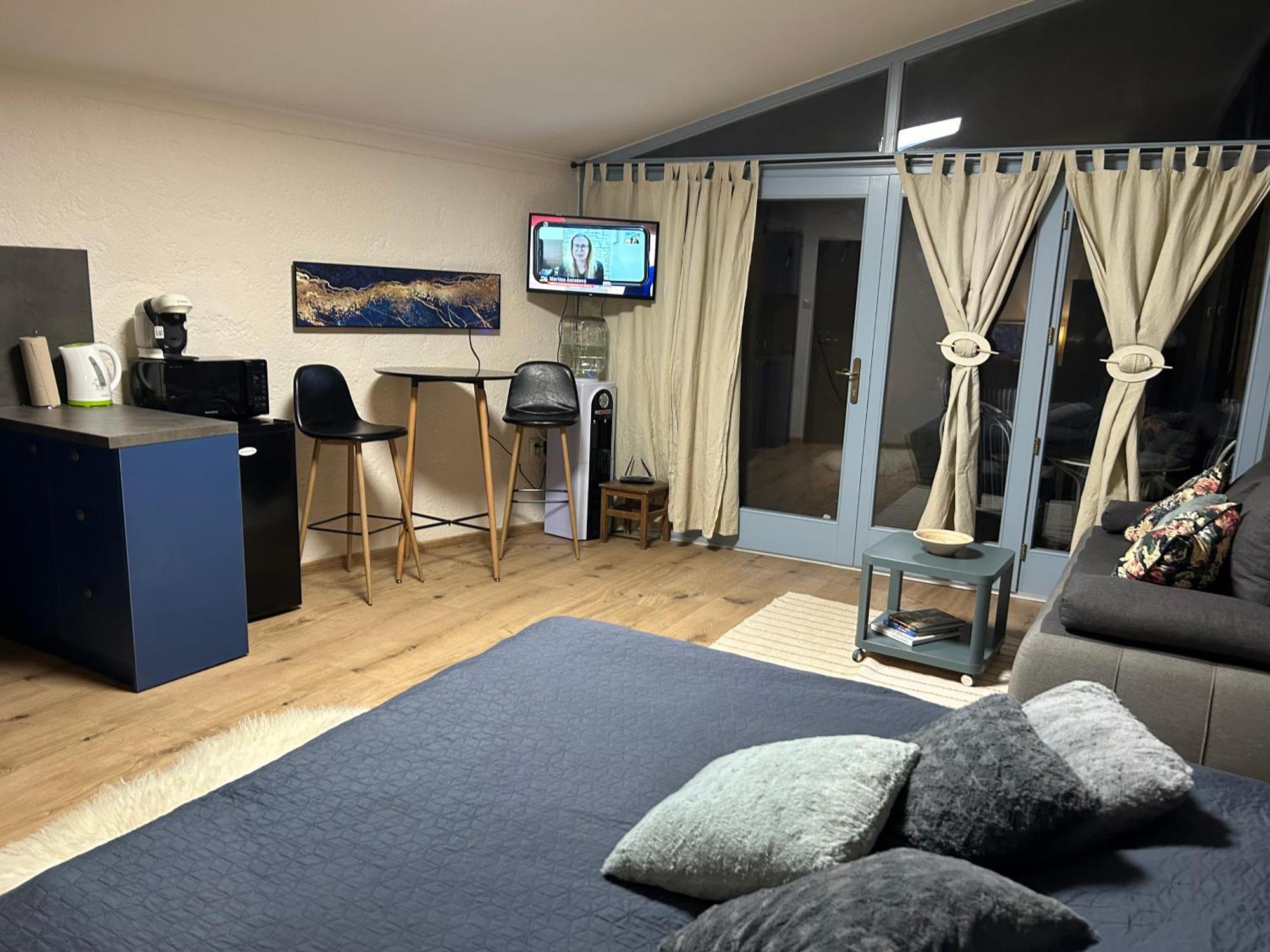 Monpe Apartmanik S Atmosferou 科马尔诺 外观 照片